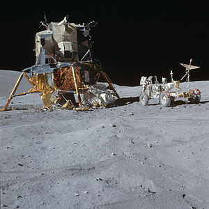 Лунный модуль «Орион» и «Лунный Ровер». За «Ровером», в отдалении виден Джон Янг
