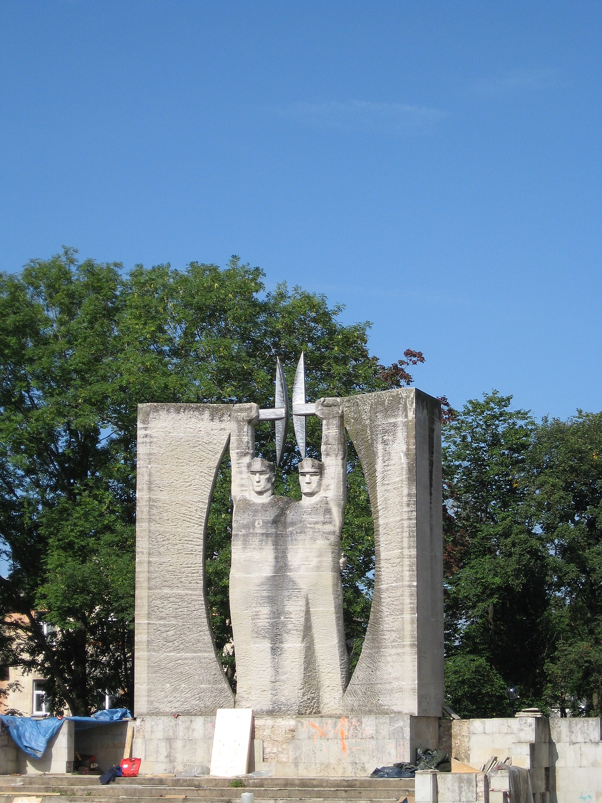 Файл:Estonia, Kohtla-Järve, Monument to miners.jpg — Википедия