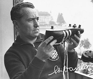 Adolf Dassler cu ghete pentru naționala Germaniei în mâini.  anii 1950