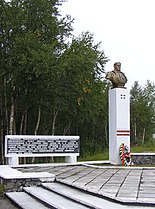 Busto a la entrada del pueblo.  Safonovo.