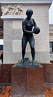 Скульптура волейболистки перед метро «Сокольники»