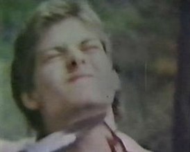 Курт режет себе шею (кадр из фильма)