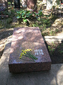 Памятник на могиле Веры Кетлинской