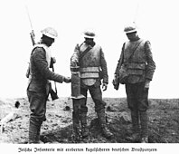 Ирландцы в трофейных немецких нагрудниках. 1917 год.