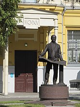 Monumento a K. L.  Myufke en el edificio 4