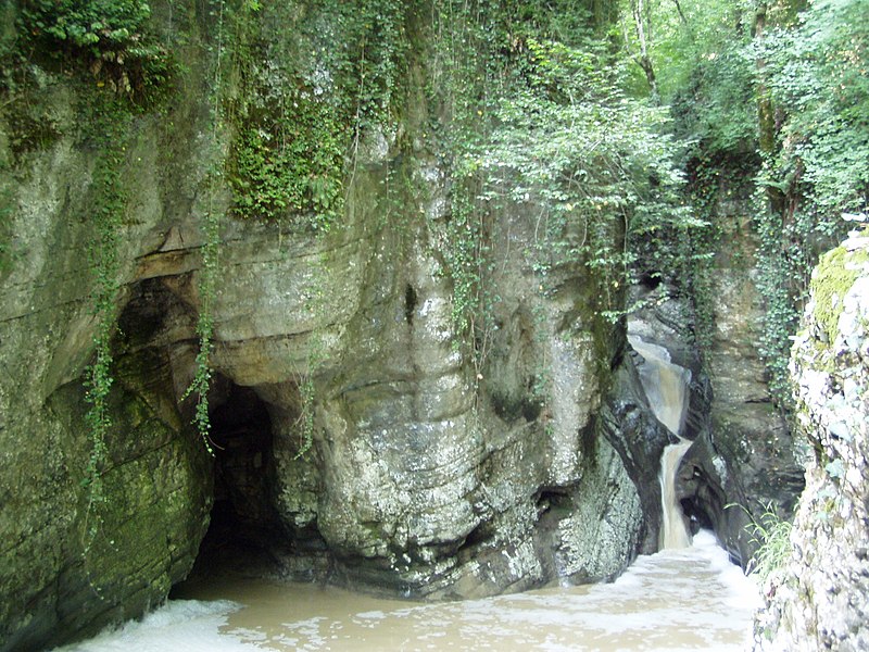 Файл:Under Agura waterfall.JPG