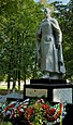 Monumento en una fosa común en la plaza central de Dymer