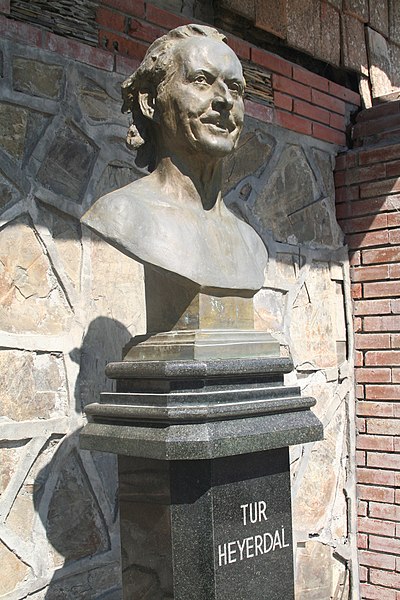 Файл:Памятник Туру Хейердалу в селе Киш.jpg
