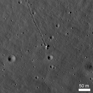 Пять фрагментов скалы Station 6 Rock, снятые с орбиты КА LRO в декабре 2013 года. След скатывания скалы имеет в длину 980 м. Чуть ниже скалы видны следы «Ровера»