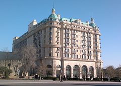 Hotel baku. Отель 4 Сизонс Баку. Отель Фоур Сеасонс Баку. Азербайджан four Seasons Hotel Baku. Здание фор Сизонс Баку.