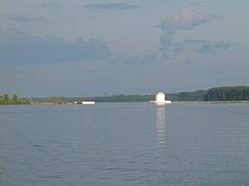 Das Wassergebiet des Ikshinsky-Stausees im Spritzwasserbereich