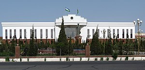 Nukus, edificio del Parlamento .JPG