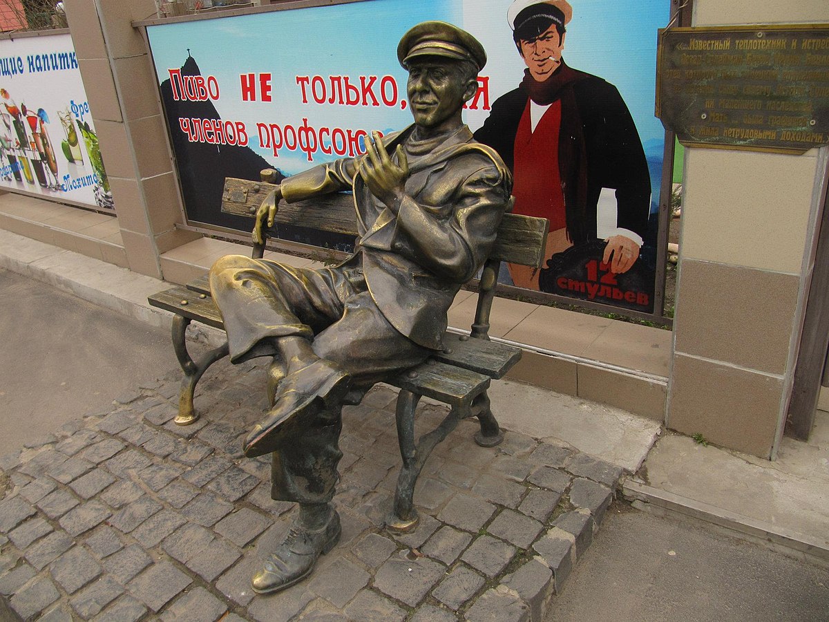 Памятник Остапу Бендеру в Харькове