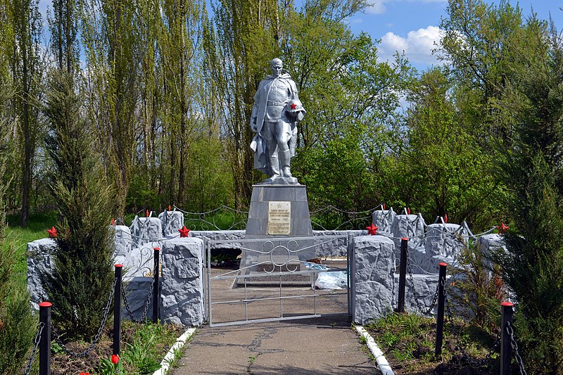 Файл:Братская могила советских воинов в х. Восточном.jpg