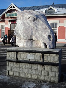 памятник на перроне напротив вокзала Черепаново