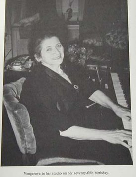 Изабелла Венгерова в своей студии в день своего 75-летия