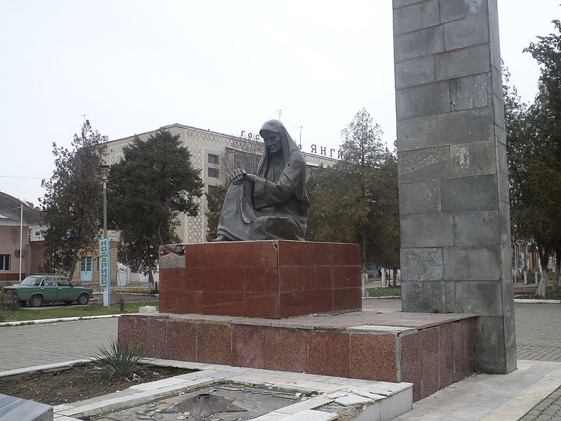 Файл:Grieving Mother and eternal flame in Yangiyol.jpg
