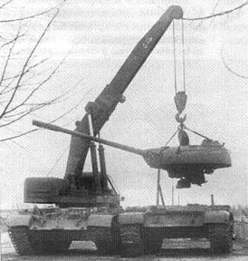 SPK-12G kraan heft de toren van de medium tank T-54