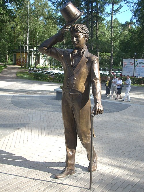 Литературный герой фото. Памятник Вицину в Зеленогорске. Памятник Георгию Вицину в Зеленогорске. Вицин Зеленогорск памятник. Памятник Вицину в Зеленогорске в парке.