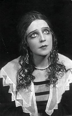 Наталия Алексеевна Белёвцева в роли Юдифи в спектакле "Уриэль Акоста" К. Гуцкова (1924)