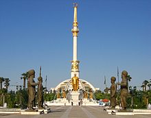 IndependenceMonumentAshgabat.JPG