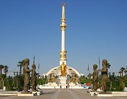 Монумент Независимости и памятник Сапармурату Ниязову