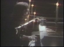 Джон Дикон, играющий на электророяле