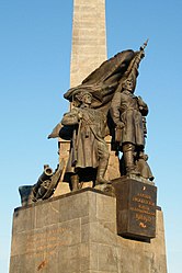 "Y permanecerán como en un cuento de hadas, como luces llamativas, noches de tormenta de Spassk, días de Volochaev ..." Monumento a los héroes de la guerra civil en el Lejano Oriente en la plaza Komsomolskaya en Khabarovsk