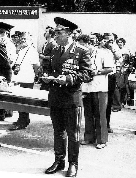 Файл:Начальник училища генерал-майор артиллерии Морозов А.П. Вручает дипломы выпускникам. 1981 год.jpg