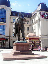 Monument till Chaliapin nära hotellet med samma namn