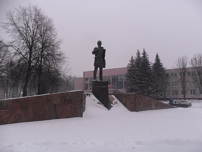 Файл:Памятник Крыленко в Смоленске.jpg