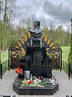 4) Памятник на месте гибели, установленный на 35-м километре шоссе «Слока — Талси» в Тукумском районе Латвии