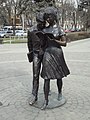 Monumento a Shurik e Lida nel vicolo centrale di Krasnodar