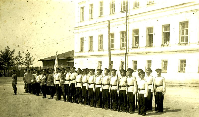 Файл:Выпускной класс 1913 года 2 сж.jpg