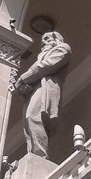 Staty på frontonen av loggian i byggnaden av Azerbajdzjans republikanska bibliotek uppkallad efter M.F. Akhundov