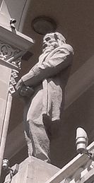 Statue sur le fronton de la loggia du bâtiment de la Bibliothèque républicaine d'Azerbaïdjan du nom de M.F. Akhundov