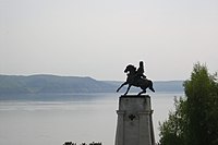 Памятник основателю города Василию Татищеву на берегу Волги в зоне отдыха. На противоположной стороне видны Жигули.