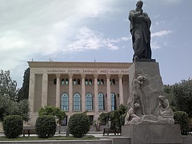 Памятник Физули на площади. На заднем плане видно здание драматического театра