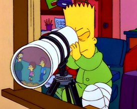 Барт наблюдает в телескоп за Фландерсом