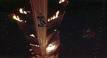 Спасательная люлька на фоне горящего здания. Пример использования специальных эффектов и реальной технологии спасения пострадавших из высотных зданий