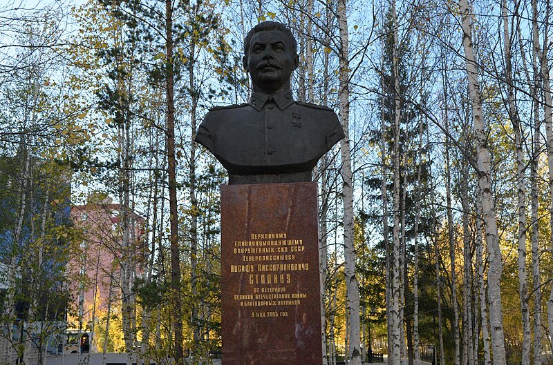 Файл:170 Мирный. Памятник Сталину.JPG