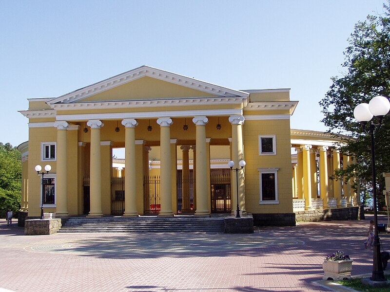 Файл:Letniy theatre Sochi.JPG