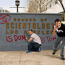 Паркер и Стоун изображены, рисующими граффити на знаке Церкви саентологии в Лос-Анджелесе