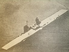 Авианосец после подводного атомного взрыва: волны пригнули к палубе дымовые трубы и часть командного мостика