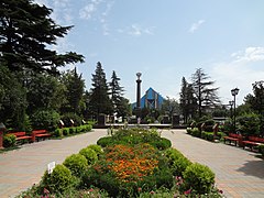 Vista generale della posizione della stele nel parco