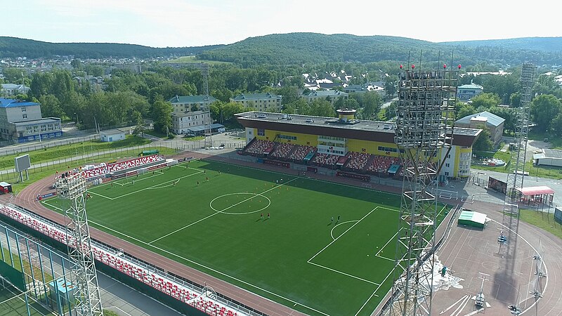 Файл:Kristall stadion Zhigulevsk.jpg
