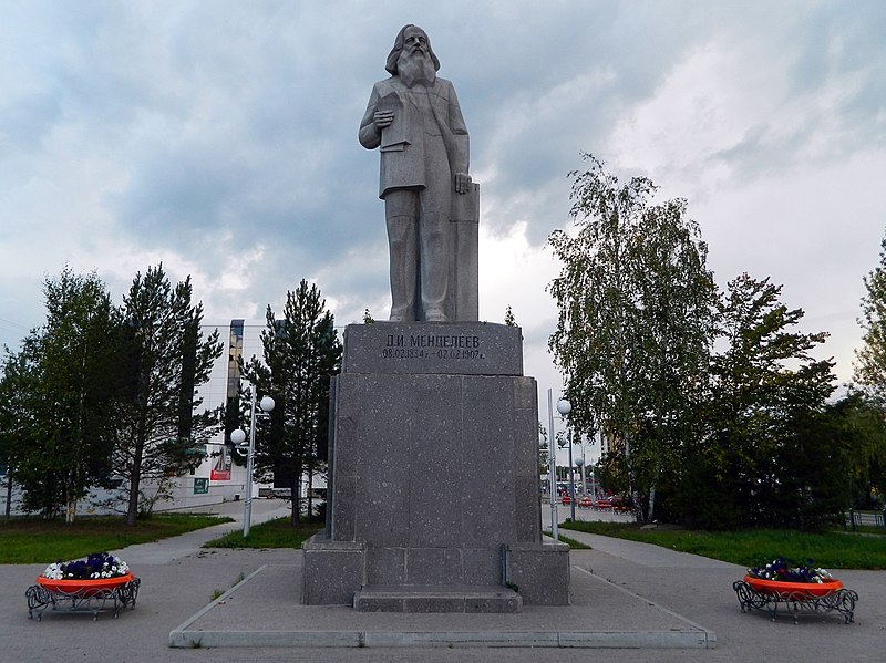 Файл:Памятник Менделееву (Тобольск).jpg