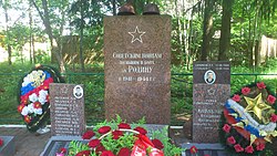 Fosa común de soldados y oficiales soviéticos No. 9 que murieron en junio de 1944.  Pueblo de Lebyazhye.