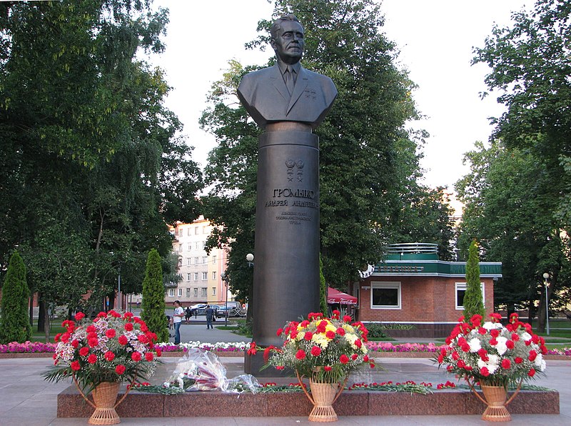 Файл:Gromyko statue in Gomel.jpg