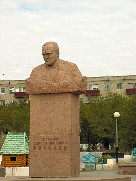 Файл:Памятник Королёву (Байконур).jpg